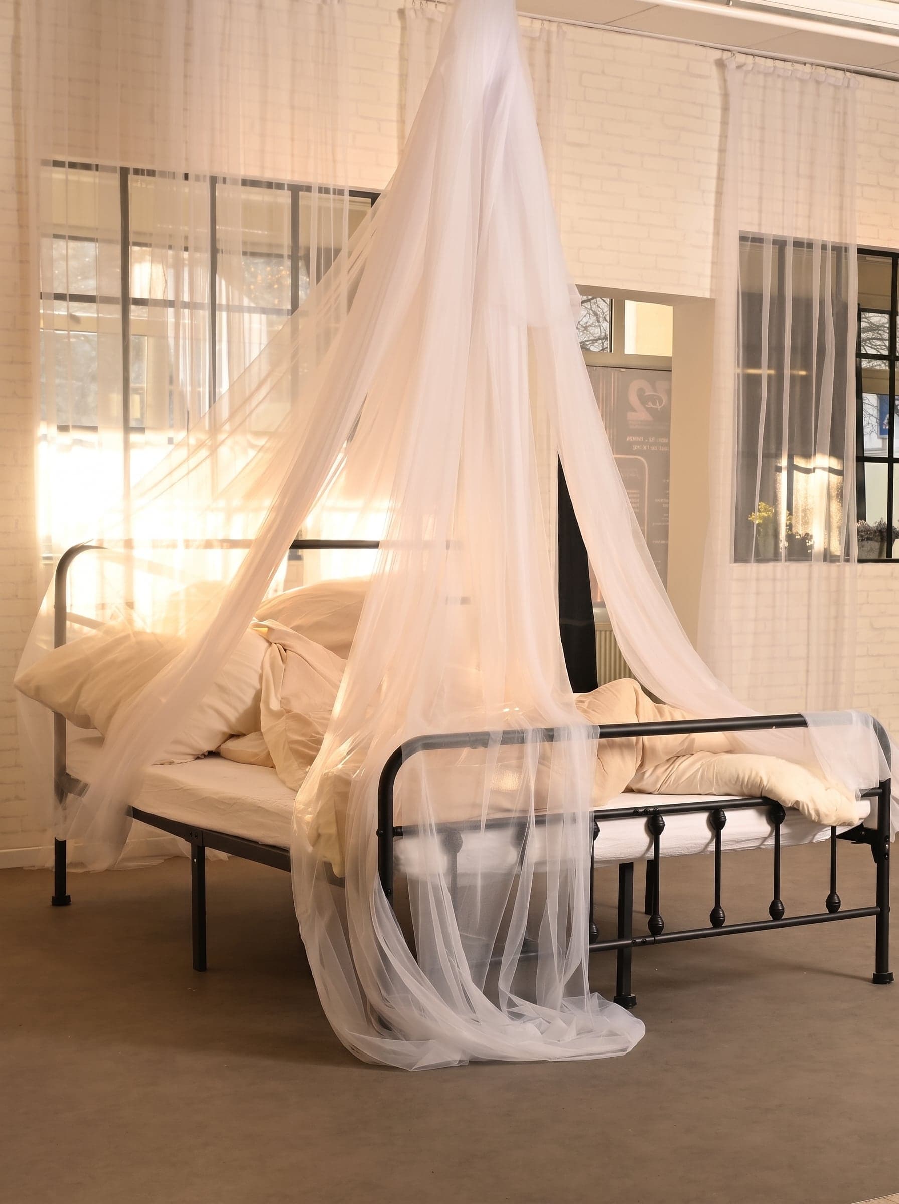 Bedroom-Set mit Baldachin und Fensterlicht